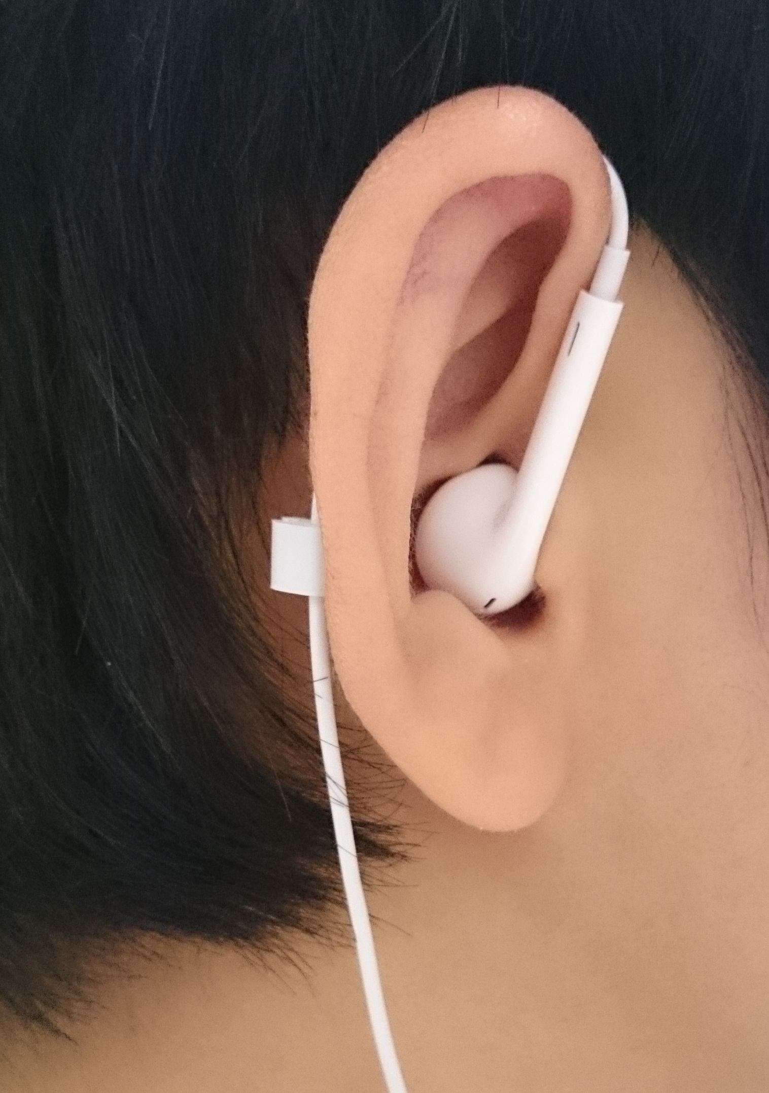 Iphoneのイヤホン Airpodsやearpodsが耳から落ちる 外れにくい付け方を３つ教えます マジルート